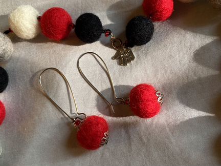Бусы и серьги из валяной шерсти