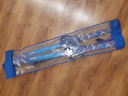 Лыжи с креплениями на ремешках и палки