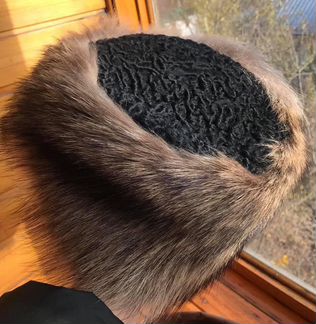 Шапка из натурального меха енот и каракуль