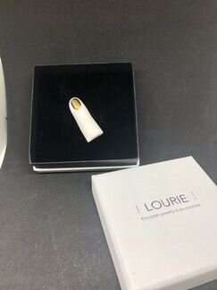 Брошь пин из фарфора «Пальчик» Lourie