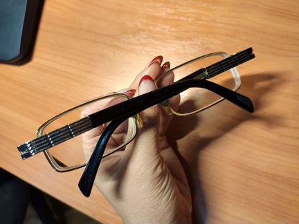 Очки для зрения. Правая линза -8.5, левая -8.0