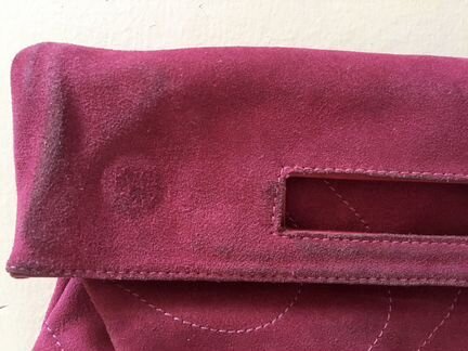 Замшевый клатч цвета фуксия