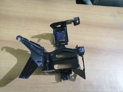 Mercedes w212 кронштейн крепления акб