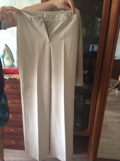 Бежевый брючный костюм