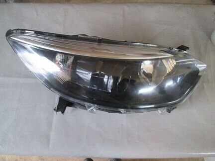 Правая фара на Renault Kaptur 2018 года