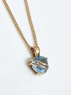 Золотая подвеска с топазом