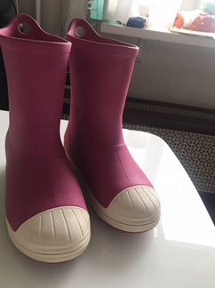 Розовые резиновые сапоги crocs j2