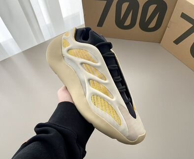 Yeezy 700v3 Safflower 10.5 us оригинал