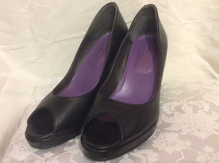 Кожаные чёрные итальянские туфли Tamaris