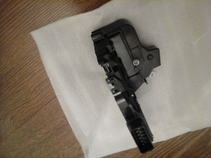 Замок двери задний левый Land Rover Discovery 4