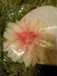 Новая шапка с цветком