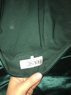 Бархатное зеленое платье с открытой спиной