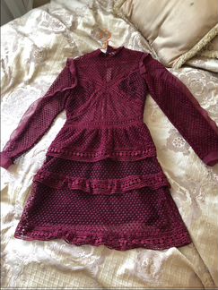 Кружевное платье винного цвета