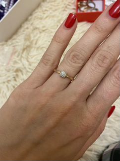 Золотое кольцо с бриллиантом