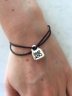 Браслет на кожаном шнурочек Uno de 50