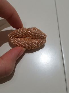 Брошка губы бисер