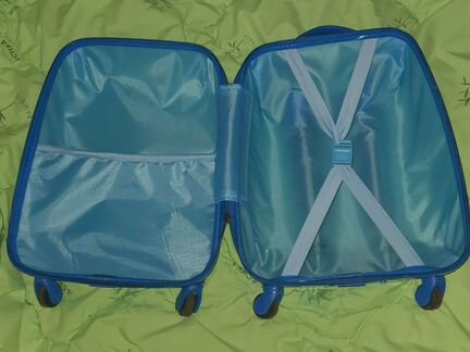 Чемодан на 4 колёсиках