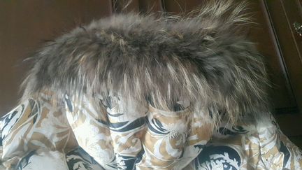 Куртка на пуху с капюшоном с енотом