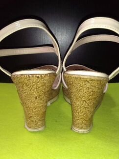 Босоножки сливочного цвета на танкетке, р.38